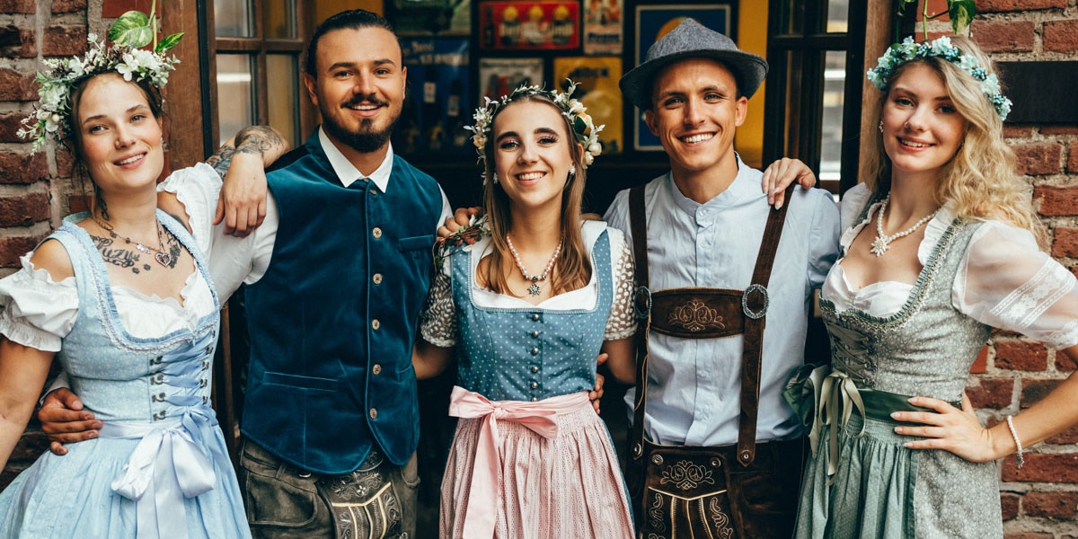 Dirndl und Lederhosen zum Frühlingsfest